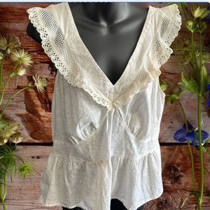 Adorable little top with darling details, romantic vibes 💕